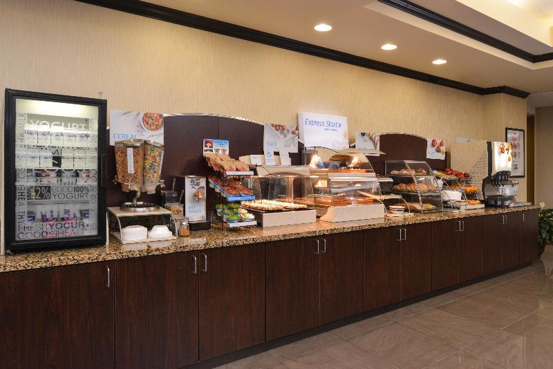 Holiday Inn Express & Suites Fairmont By Ihg Exterior photo