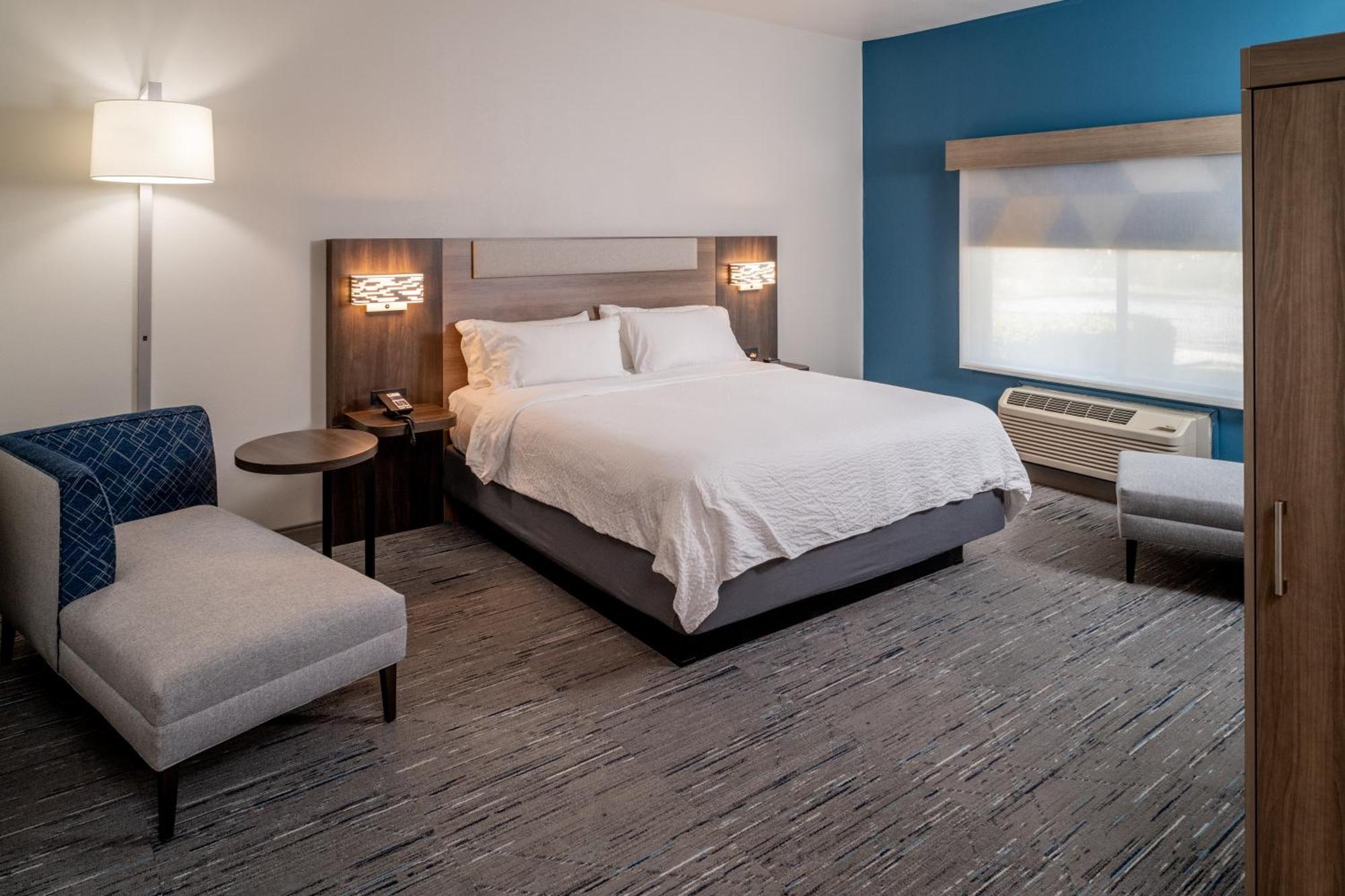 Holiday Inn Express & Suites Fairmont By Ihg Exterior photo