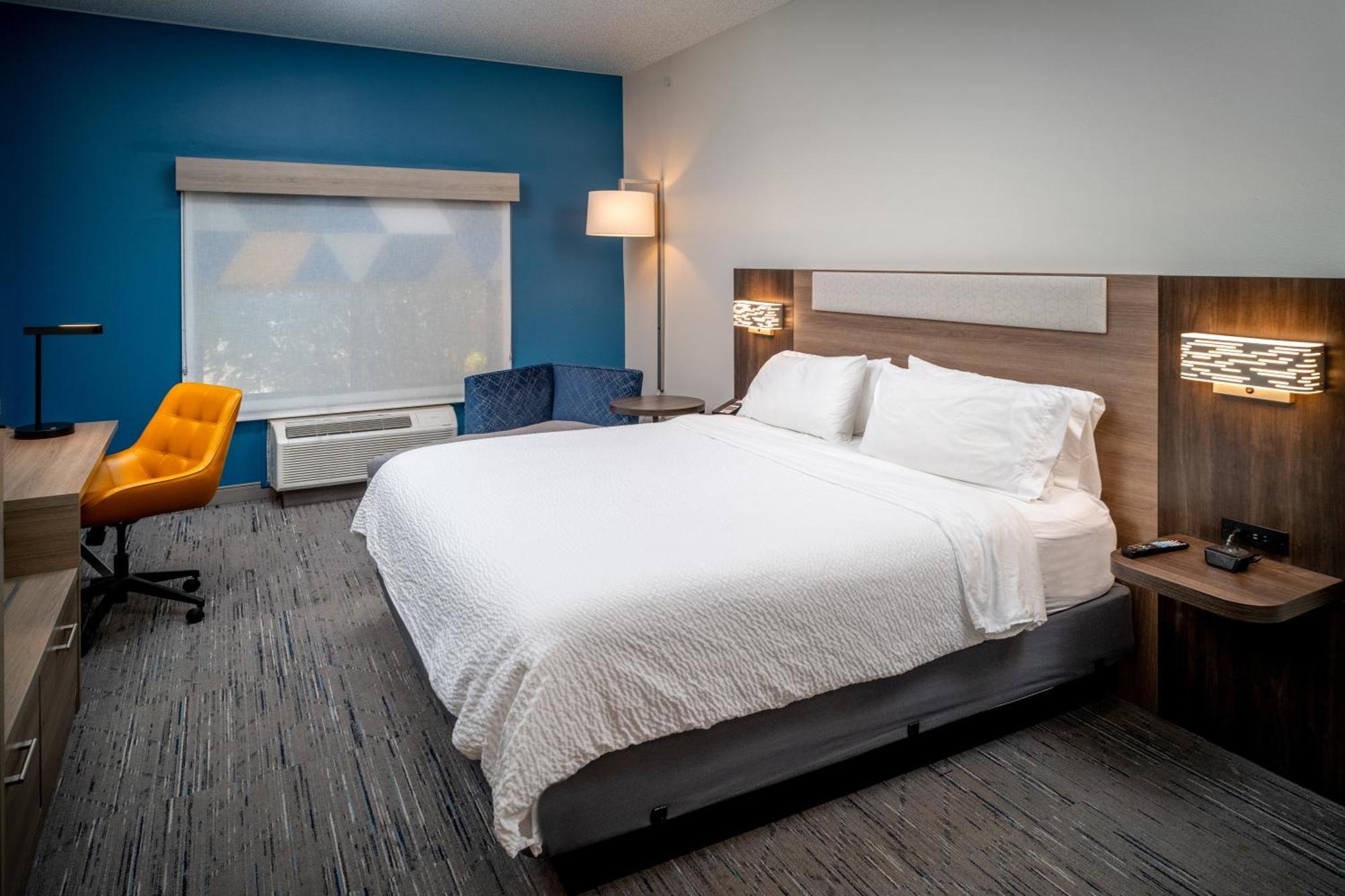 Holiday Inn Express & Suites Fairmont By Ihg Exterior photo