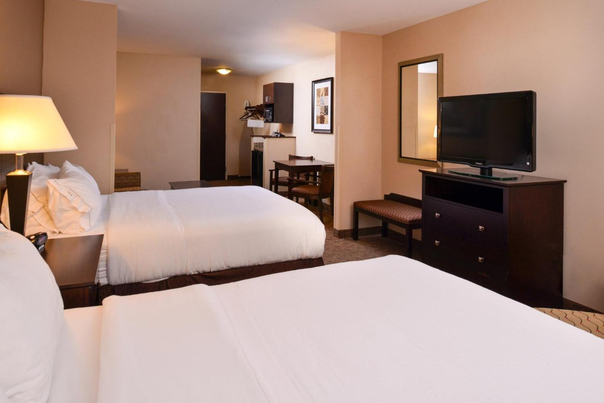 Holiday Inn Express & Suites Fairmont By Ihg Exterior photo