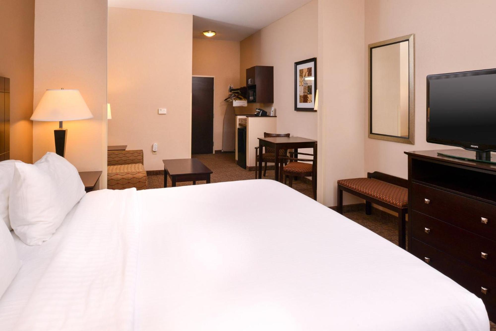 Holiday Inn Express & Suites Fairmont By Ihg Exterior photo
