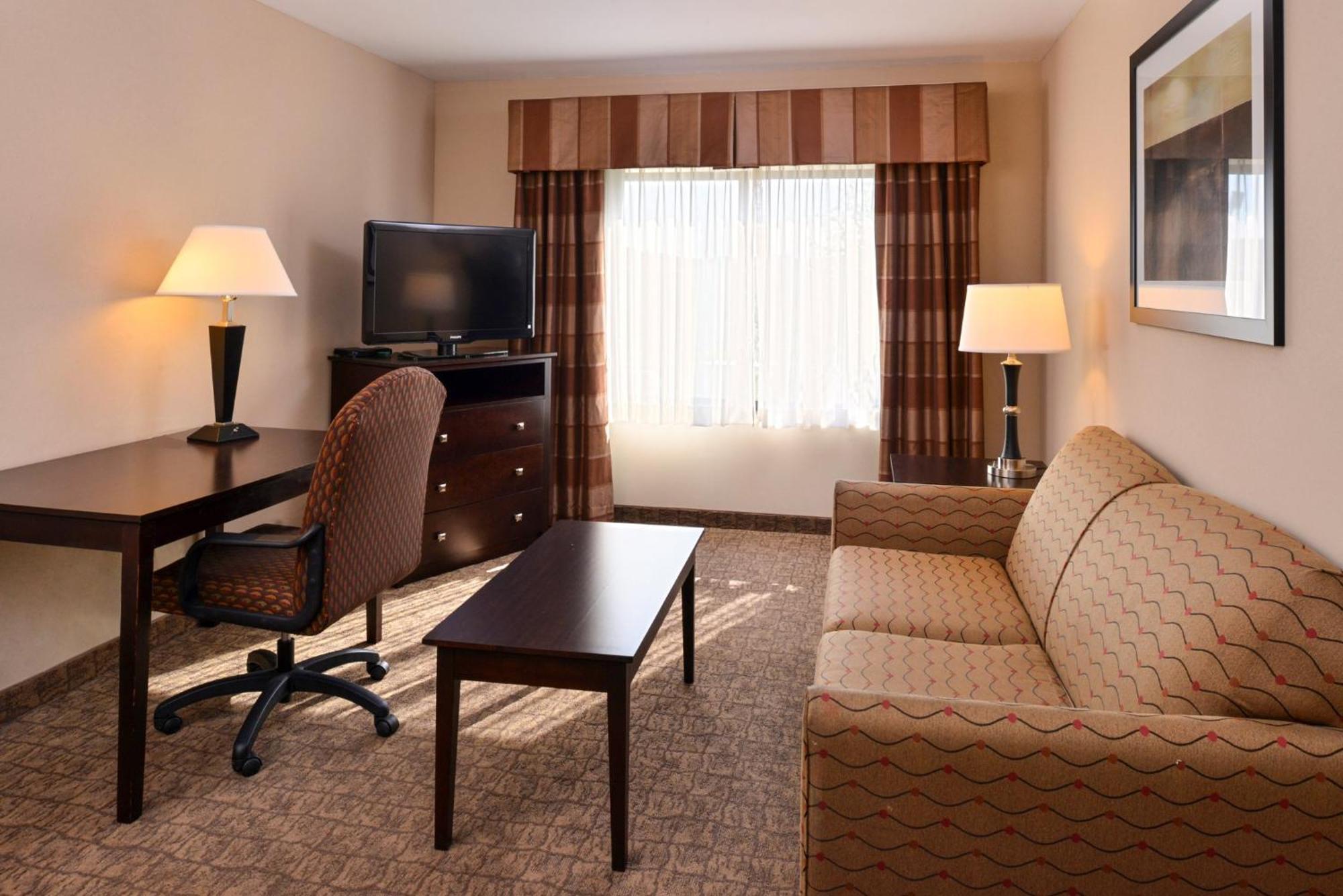 Holiday Inn Express & Suites Fairmont By Ihg Exterior photo