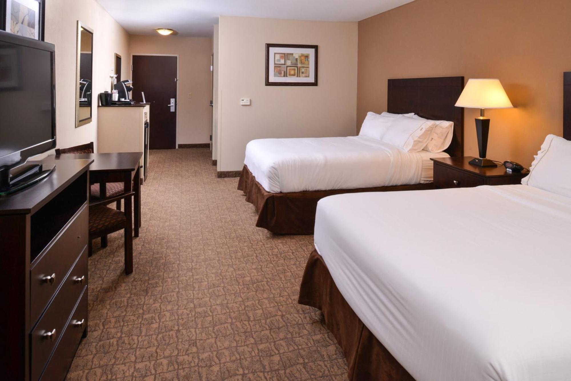 Holiday Inn Express & Suites Fairmont By Ihg Exterior photo