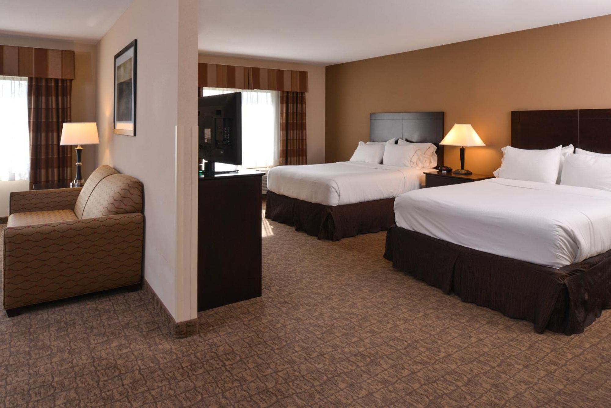 Holiday Inn Express & Suites Fairmont By Ihg Exterior photo