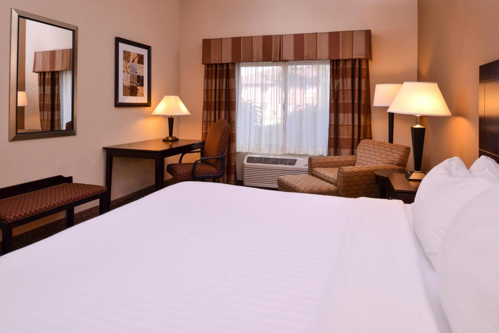 Holiday Inn Express & Suites Fairmont By Ihg Exterior photo