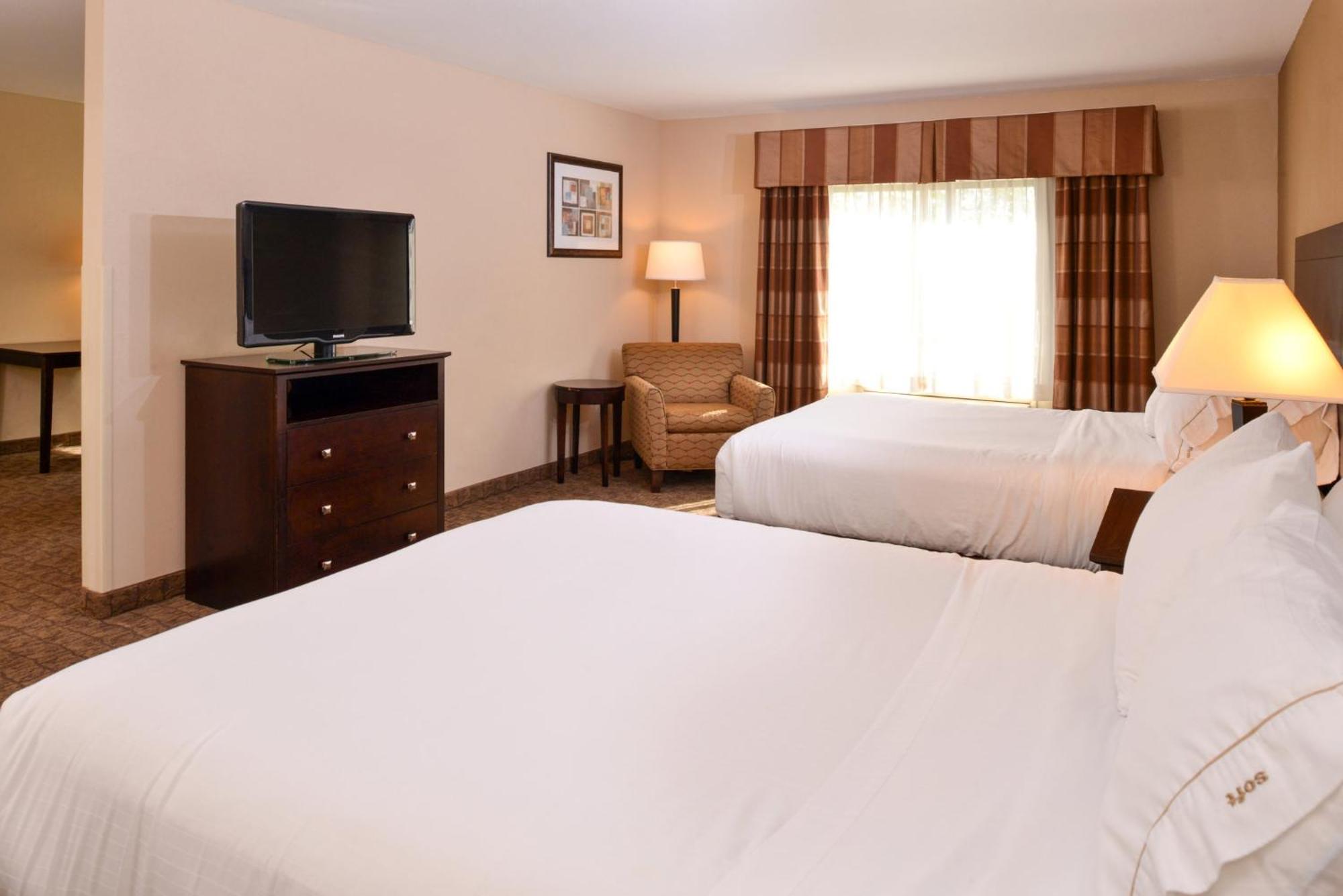 Holiday Inn Express & Suites Fairmont By Ihg Exterior photo