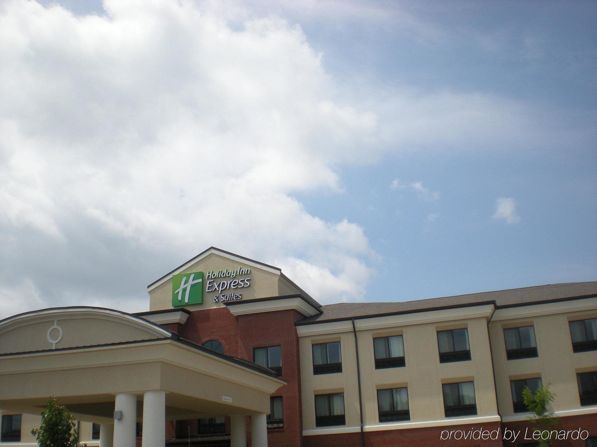 Holiday Inn Express & Suites Fairmont By Ihg Exterior photo