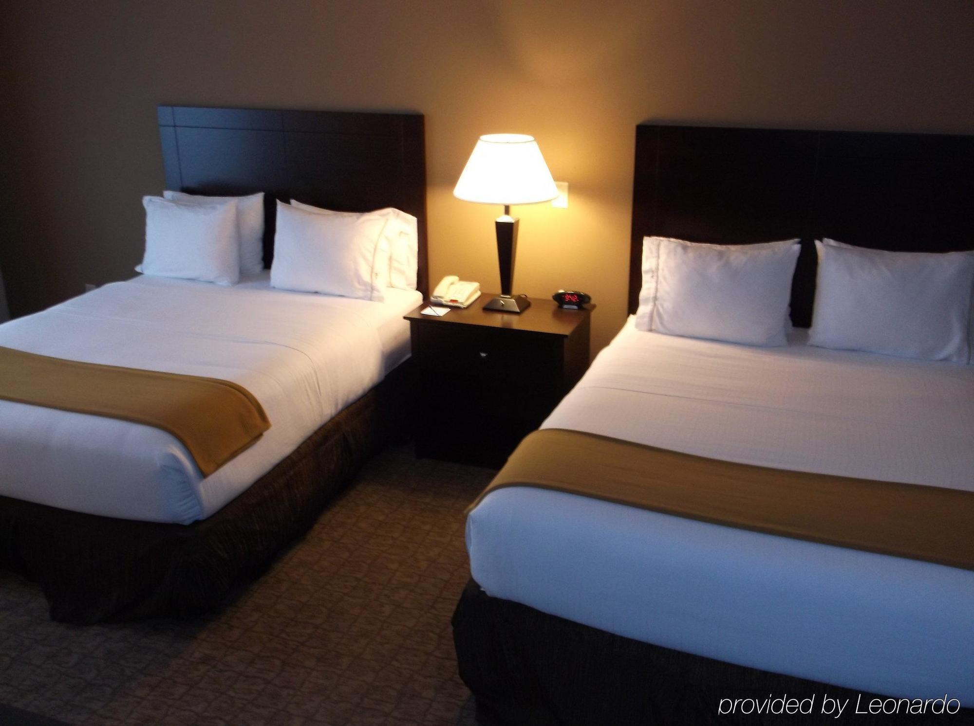 Holiday Inn Express & Suites Fairmont By Ihg Exterior photo