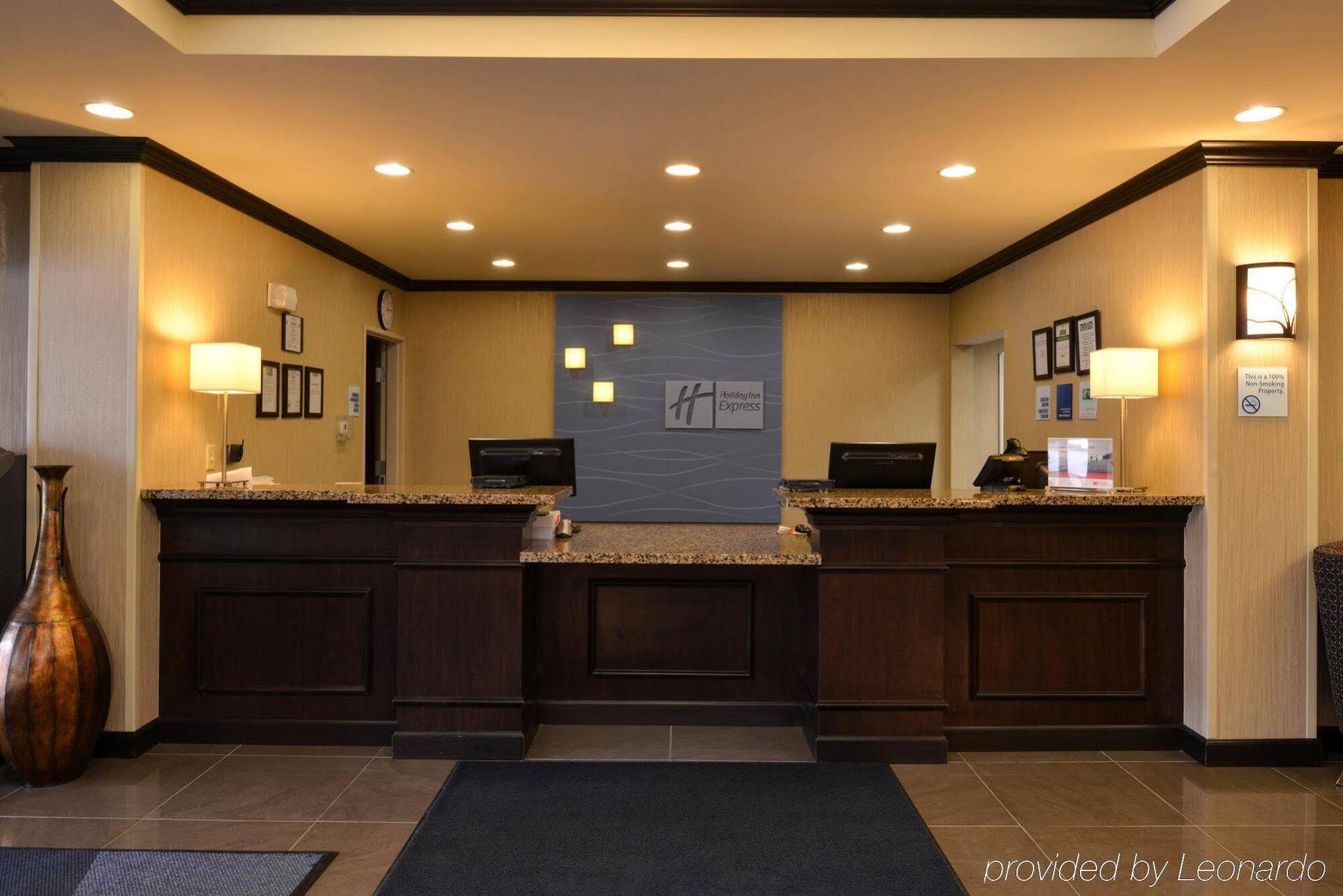 Holiday Inn Express & Suites Fairmont By Ihg Exterior photo